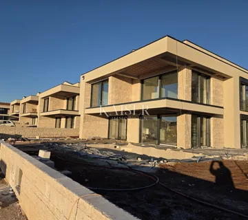 Istra, Umag - vila s bazenom u luksuznom resortu - cover