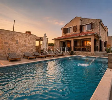 Zadar – Privlaka, luksuzna kamena vila s bazenom, jacuzzijem i wellness kutkom