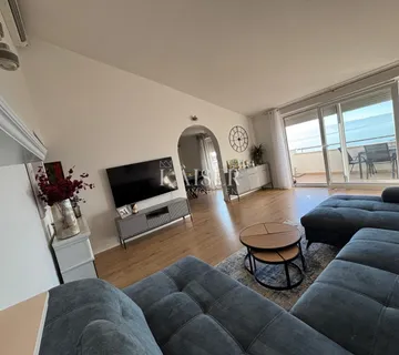 Split, Žnjan - trosobni stan 120 m2 s pogledom na more - cover