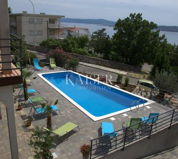 Crikvenica - kuća sa osam apartmana i bazenom - cover