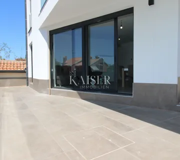 Istra, Poreč- moderan stan 90m2 s okućnicom, 400m od plaže  - cover