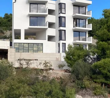 Moderan dvosoban stan s balkonom u srcu Primoštena - cover