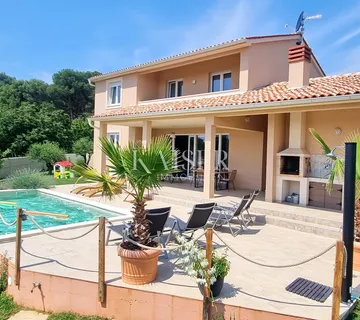 Istra, Pula- moderna kuća 180m2 s bazenom na mirnoj lokaciji - cover