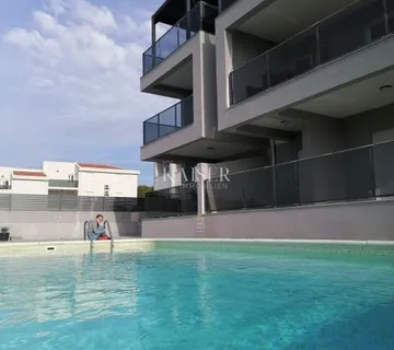 Novalja - Caska, Moderan penthouse apartman s terasom i bazenom, blizu plaže - cover