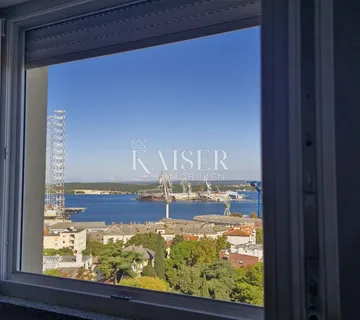 Istra, Pula - stan trosoban sa predivnim pogledom na grad Pulu - cover