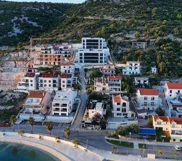 Trogir, Marina -  3S+DB stan 107m2 s velikim vrtom ,100 m od plaže - cover