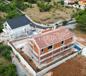 BILICE, ŠIBENIK – MODERNA OBITELJSKA VILA S BAZENOM U IZGRADNJI - cover