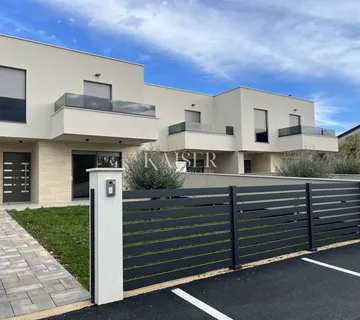 Rijeka, Kukuljanovo - moderna kuća u nizu s okućnicom - cover