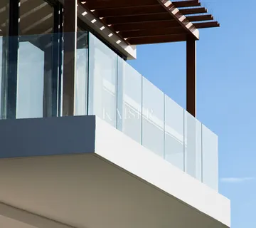 Kaštel Sućurac, Split - Ekskluzivni dvosobni penthouse S8 s panoramskim pogledom na more, prvi red do mora - cover