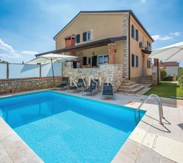 Istra, Umag, dvojna kuća s bazenom, 300m od mora - cover