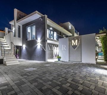 Rogoznica – Luksuzna vila s bazenom, 4 apartmana, tradicionalnom konobom i panoramskim pogledom na more - cover