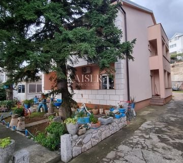 Novi Vinodolski - kuća sa 8 apartmana u blizini mora - cover