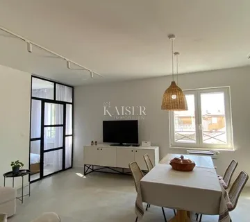 Zadar, Poluotok – moderan trosoban stan u srcu grada - cover