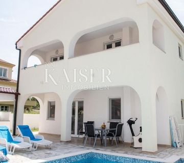 Otok Krk, Malinska - kuća 480m2 sa bazenom - cover