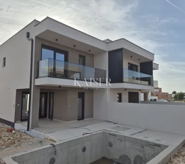 Vrsi, Mulo – Apartmani u novogradnji sa bazenom, odmah useljivi  - cover