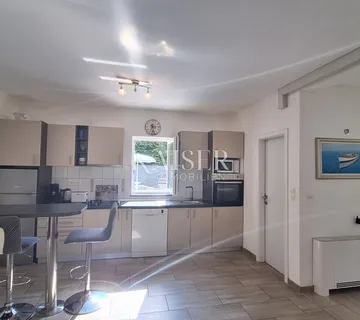 Matulji, Jušići, kuća 140 m2 za najam,s bazenom i zatvorenim prostorom za opuštanje - cover