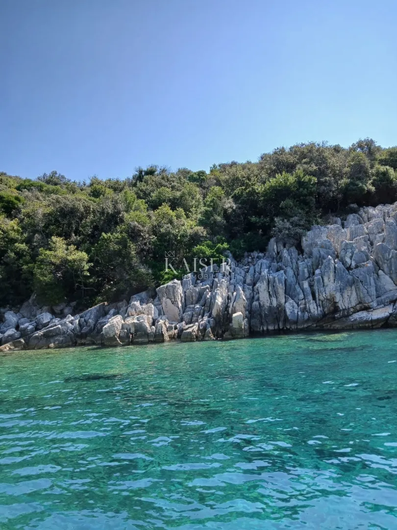 Otok  Cres, poljoprivredno zemljište 20.000 m2 uz more - cover