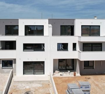 Brodarica, trosoban penthouse 113m2, udaljen 150m od mora - cover