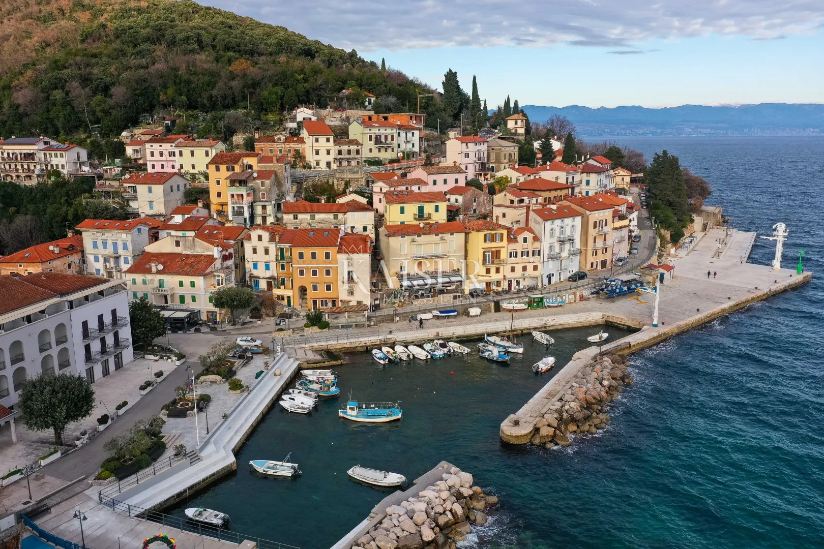 Mošćenička Draga, centar,  stan I red do mora, dvije etaže, balkon - cover