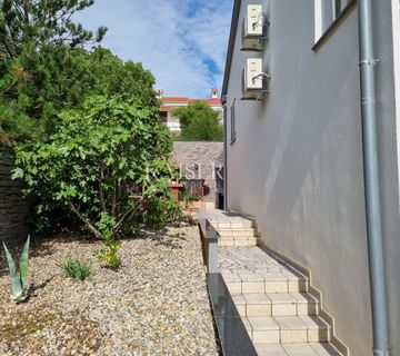 Novi Vinodolski, Klenovica, kuća sa 2 apartmana i pogledom na more - cover