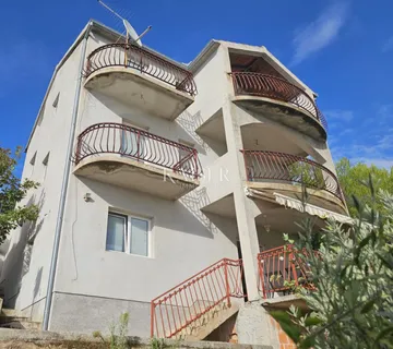 Šibenik, Žaborić – Kuća 235 m² s tri stana i pogledom na more - cover