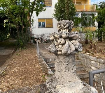 Crikvenica -  samostojeća starina sa okućnicom 2. red od mora - cover
