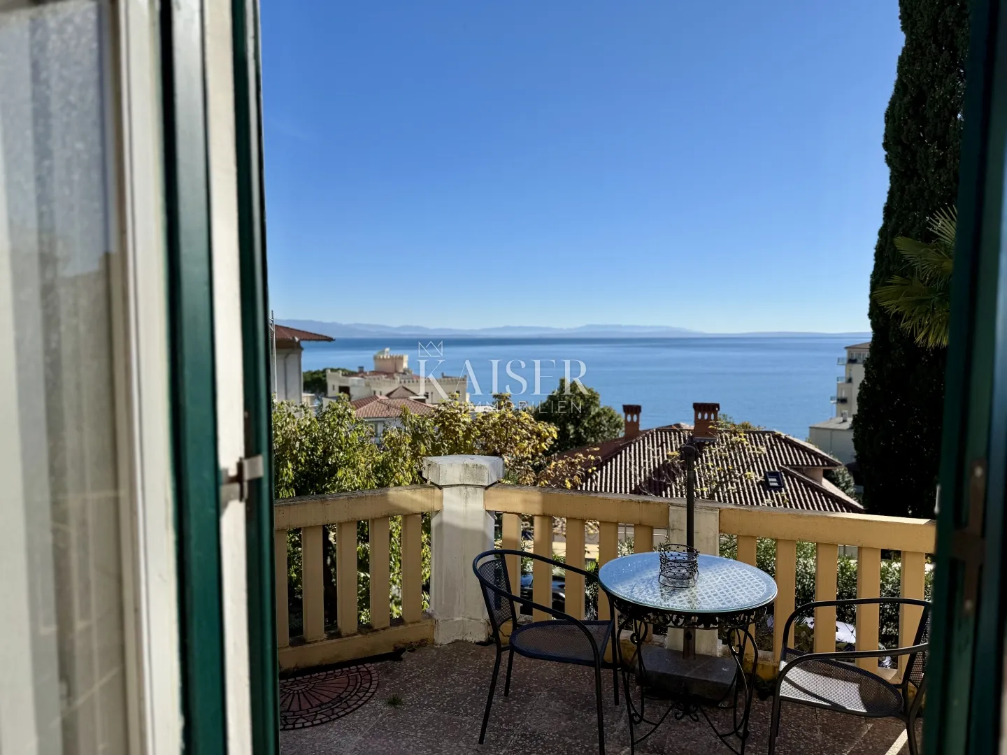 Šarmantna garsonijera s terasom, pogledom na more i parkingom u povijesnoj vili u srcu Opatije - cover