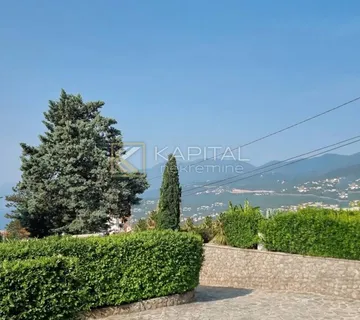 Kastav Rubeši! Dvoetažni stan u novogradnji (106 m²) s garažom i prostranom okućnicom!