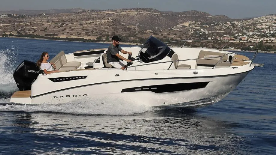 KARNIC 7,15 m (SL691) - KABINA U KONZOLI, MODEL 2026 - cover