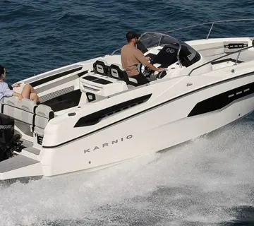 KARNIC 7.95 m (SL741) - otvoreni pramac/KABINA u konzoli, model 2026 - cover