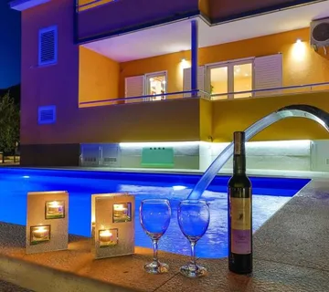 Kaštel Lukšić, vila s bazenom, 266.00 m2! (prodaja) - cover