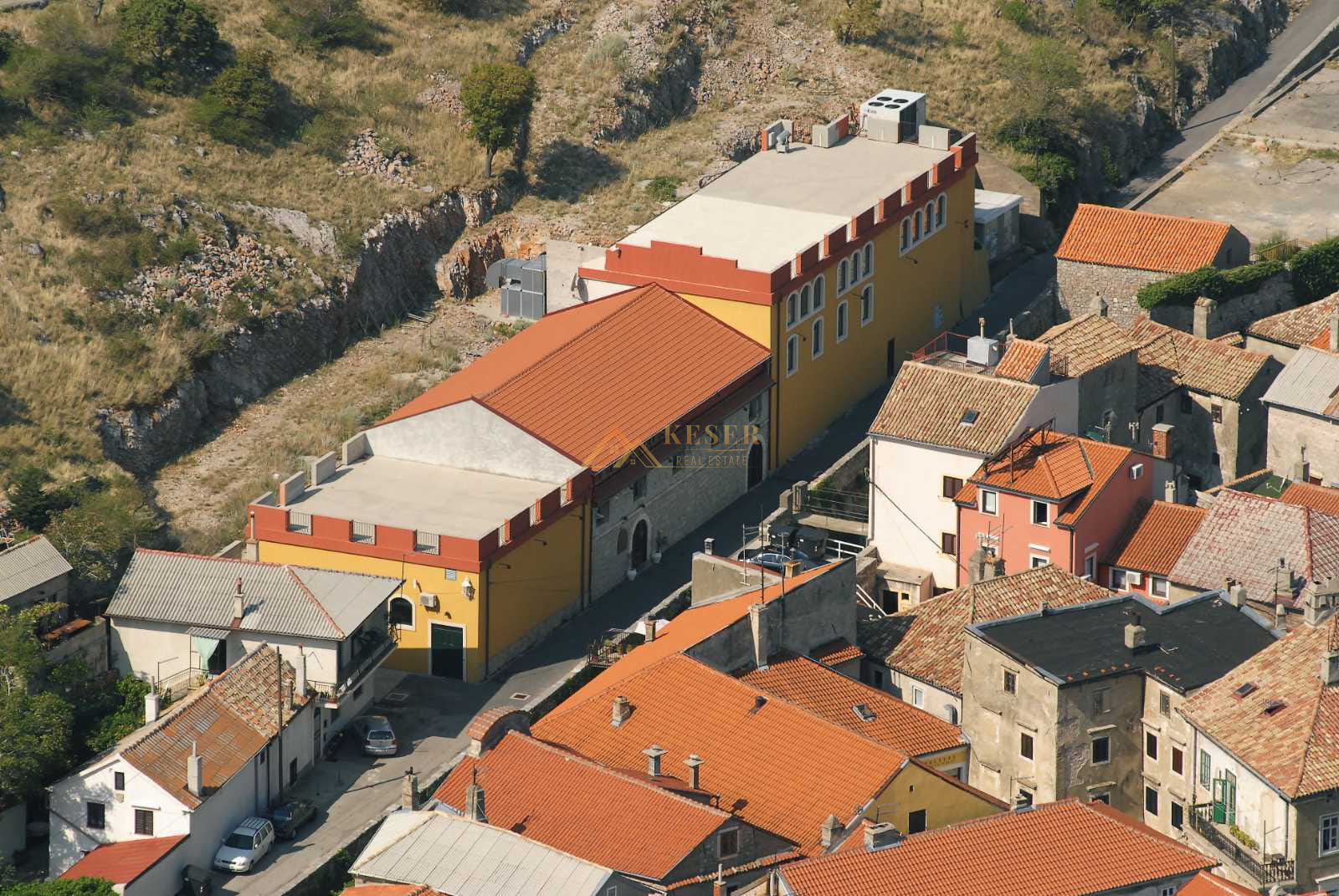 SENJ, POSLOVNI PROSTOR 1400M2 SA PUNO MOGUĆNOSTI - cover