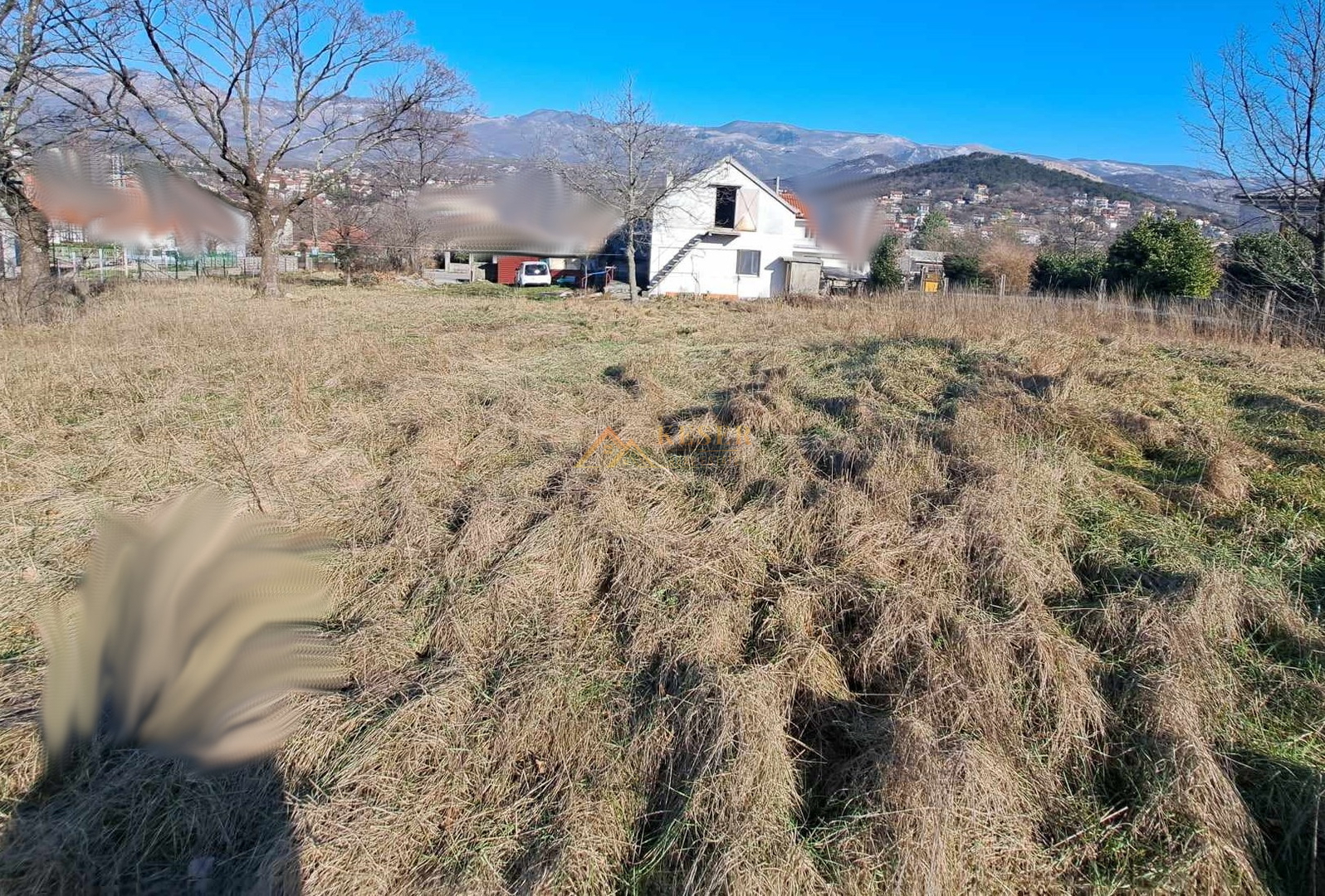 ČAVLE, ZEMLJIŠTE SA USELJIVOM KUĆOM, GARAŽOM I KONOBOM NA IZUZETNOJ LOKACIJI - cover