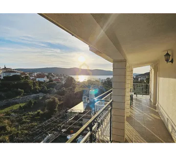 Apartmanska vila s potencijalom, Seget Vranjica - Seget Vranjica, Seget