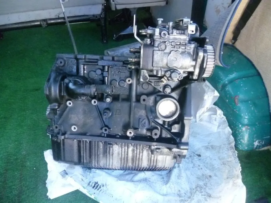 VW 2,4 D blok motora i bosch pumpa - cover
