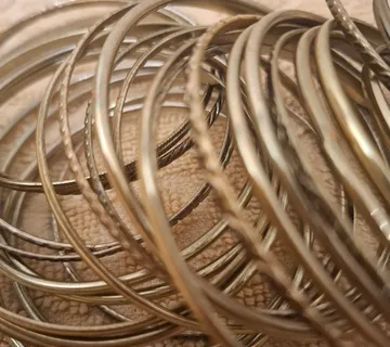 Metalne zlatne narukvice - cover