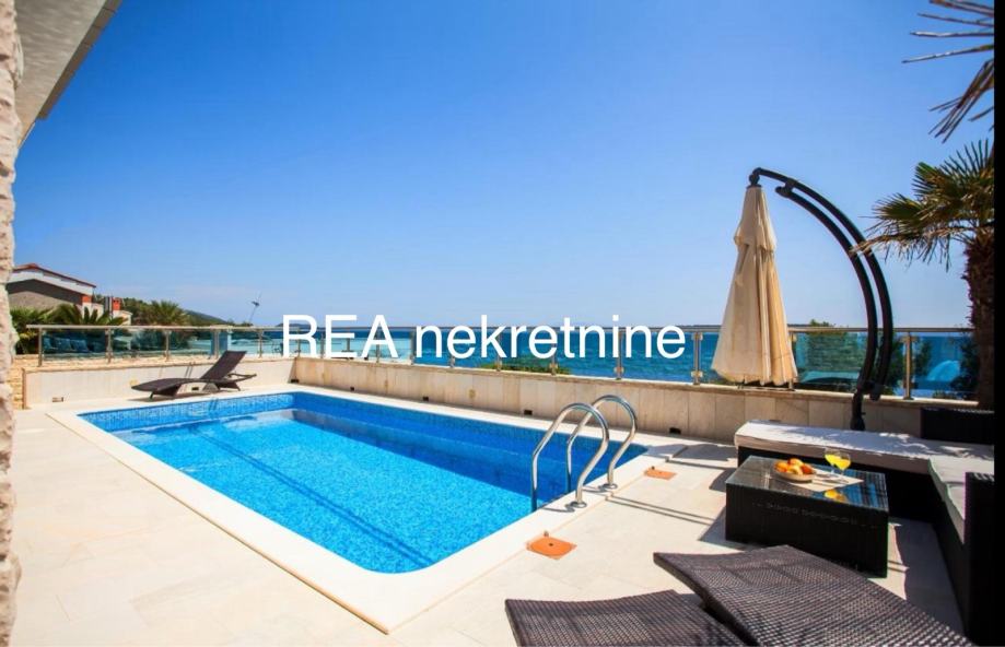 korcula-vila-bazenom-blizina-mora-slika-212984335