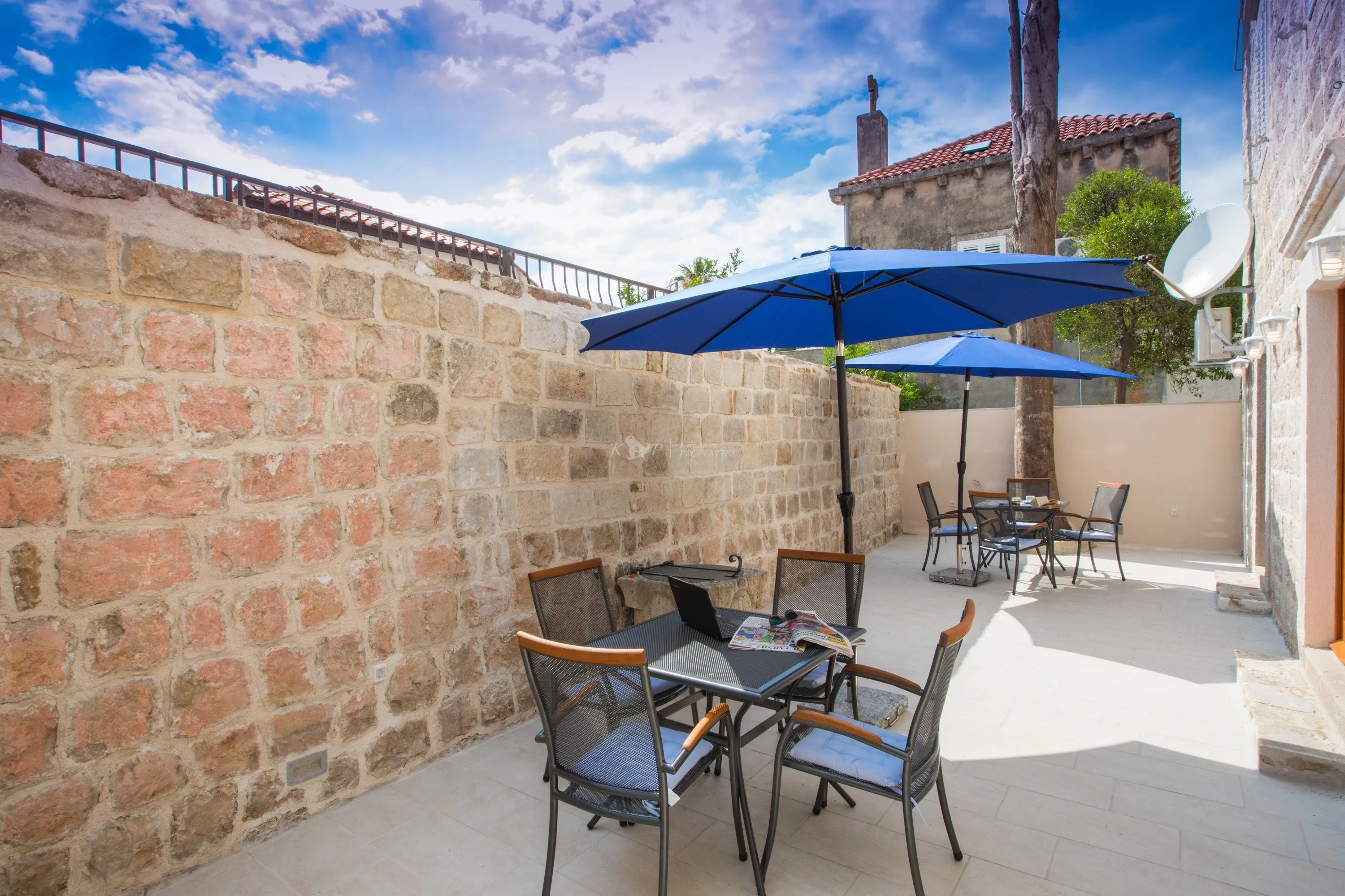 Dva apartmana u centru Cavtata - cover