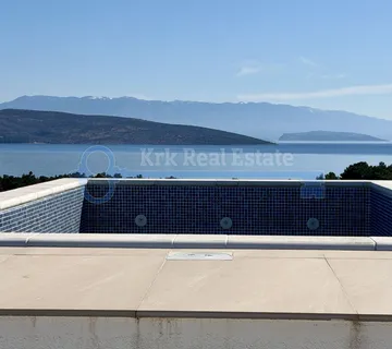 KRK - DVOETAŽNI APARTMAN SA KROVNOM TERASOM I BAZENOM - cover