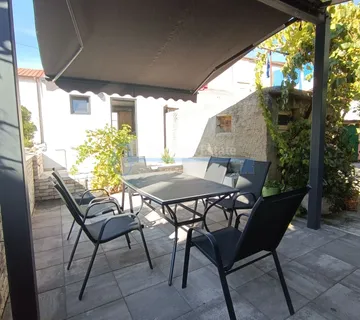 PUNAT - APARTMAN U PRIZEMLJU SA OKUĆNICOM - cover