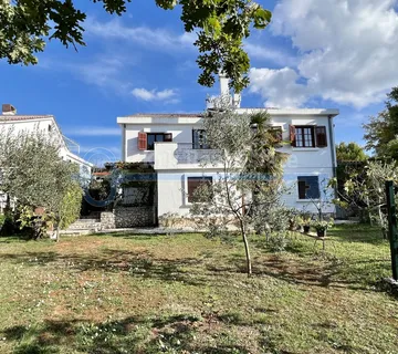NJIVICE - KUĆA SA TRI APARTMANA I VELIKOM OKUĆNICOM - cover