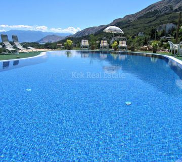  BAŠKA - BATOMALJ - SAMOSTOJEĆA VILLA SA ŠEST APARTMANA, OKUĆNICOM I VELIKIM BAZENOM - cover