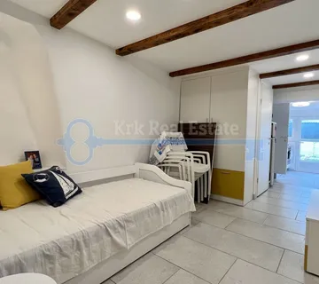 OTOK KRK - PUNAT - RENOVIRANA KUĆA U STAROJ JEZGRI S DVA APARTMANA I VRTOM - cover