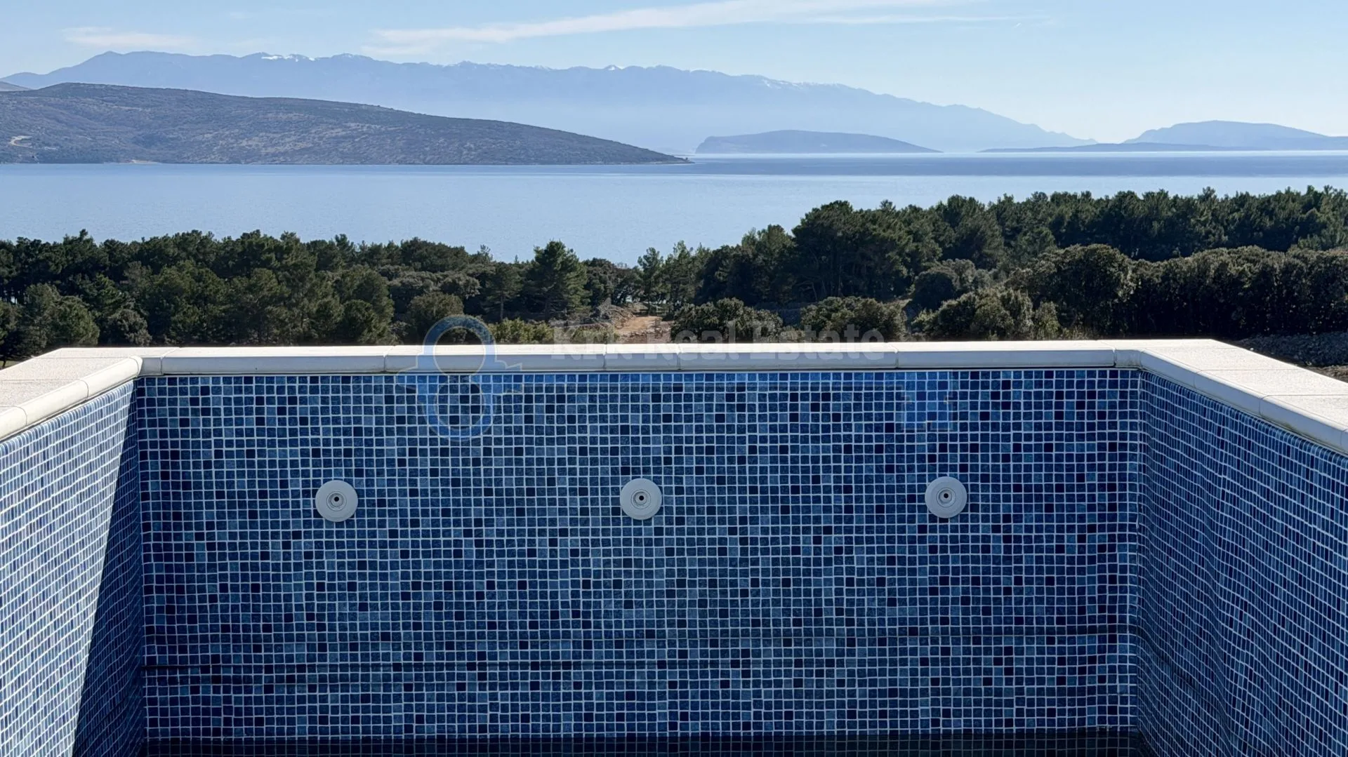 KRK - DVOETAŽNI APARTMAN SA KROVNOM TERASOM  - cover