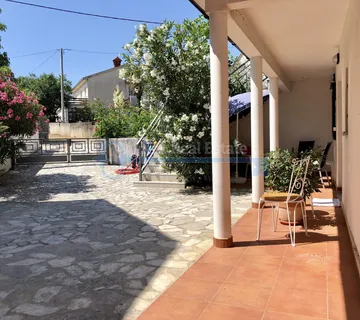 AKCIJA! SNIŽENA CIJENA! KORNIĆ- RENOVIRANA KAMENA KUĆA S GARAŽOM I OKUĆNICOM - cover