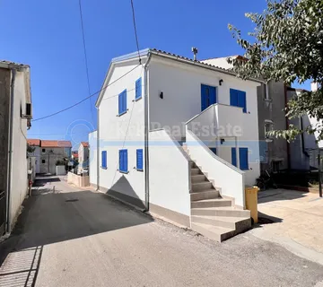 SUPER PRILIKA! PUNAT- RENOVIRANA KUĆA SA DVA APARTMAN - cover