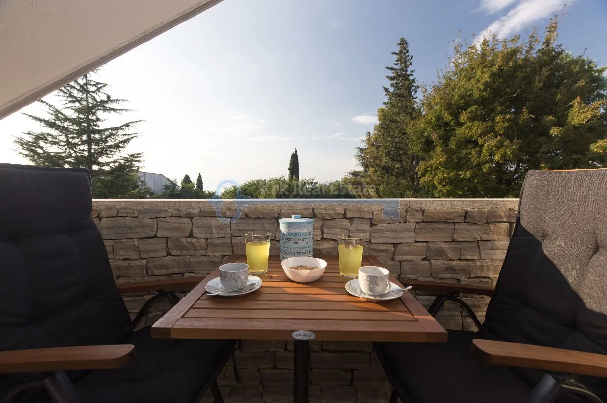 NJIVICE - VELIKI APARTMAN U VISOKOM POTKROVLJU SA OKUĆNICOM - cover