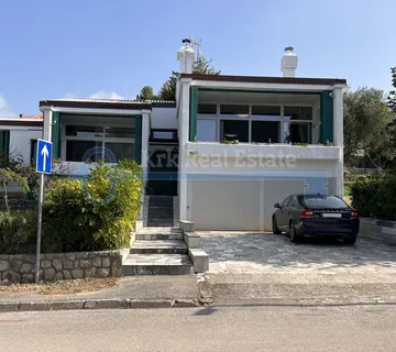 Njivice - Velika Kuća Sa Uređenom Okućnicom I Garažom - Njivice, Omišalj