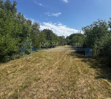 KRAS - ZEMLJIŠTE NA RUBU GRAĐEVINSKE ZONE, PRILIKA ZA INVESTICIJU - cover