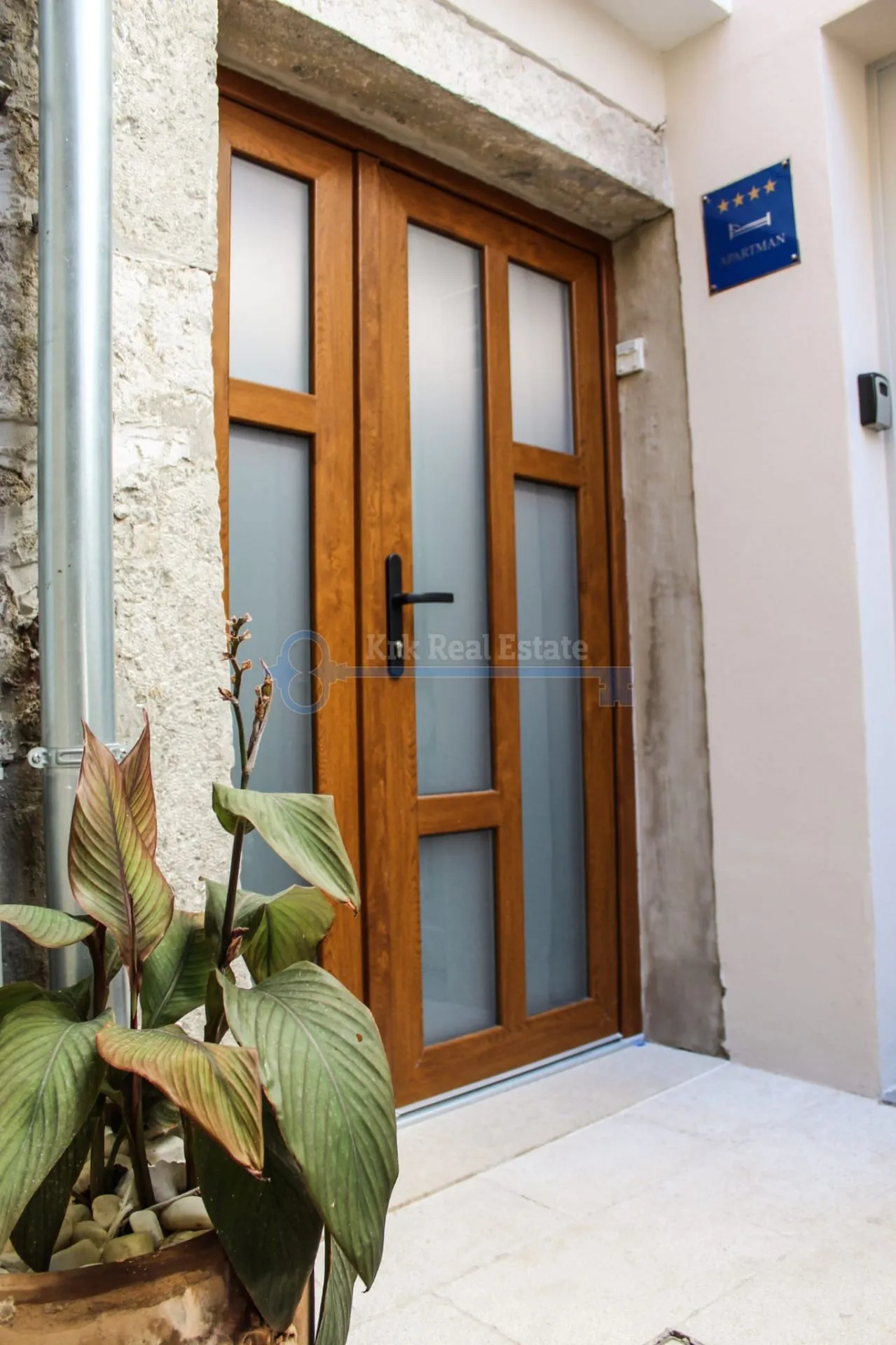 KRK-APARTMAN SA GALERIJOM - cover